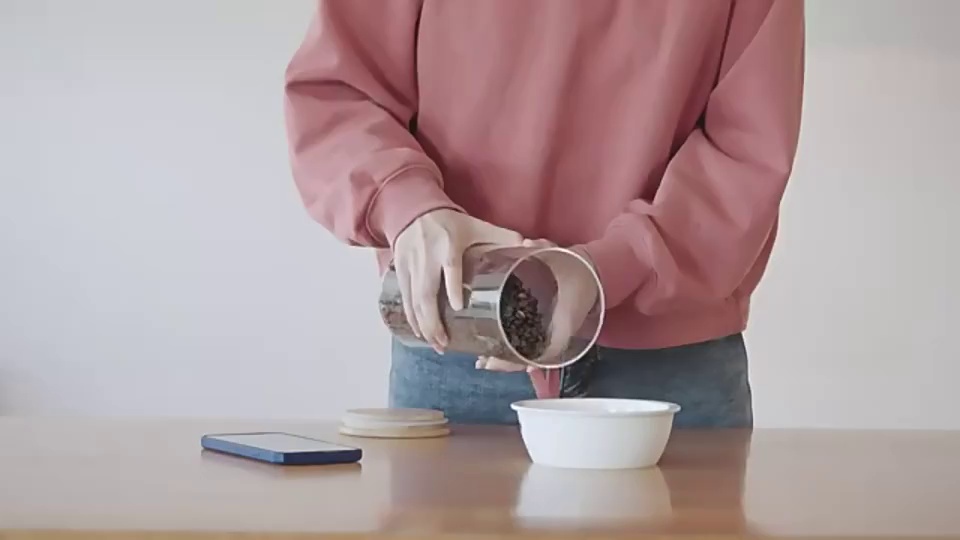 Smart Automatic Pet Feeder for Cats and Dogs